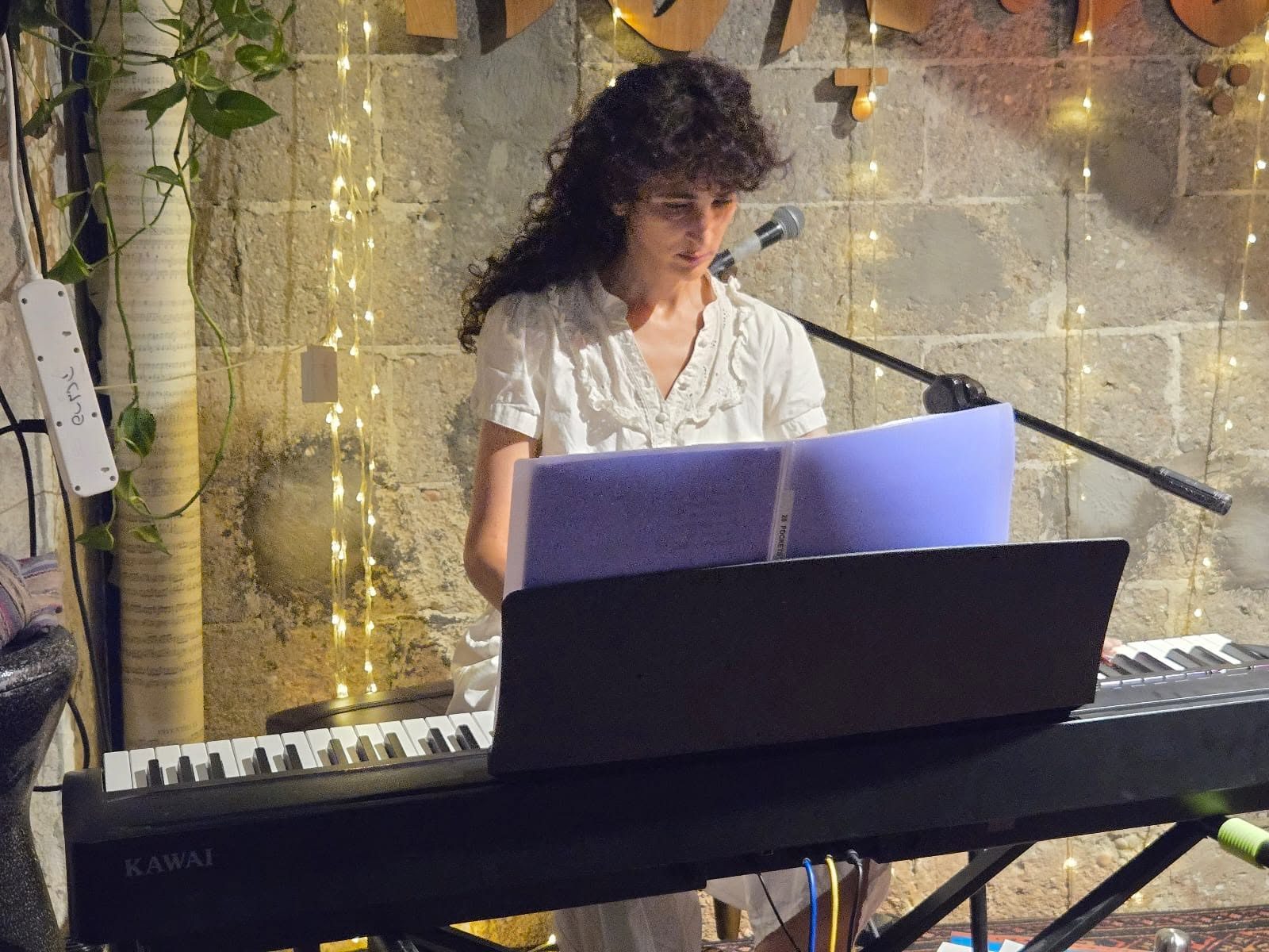 ענבל בן משה שרה ומנגנת בהופעה