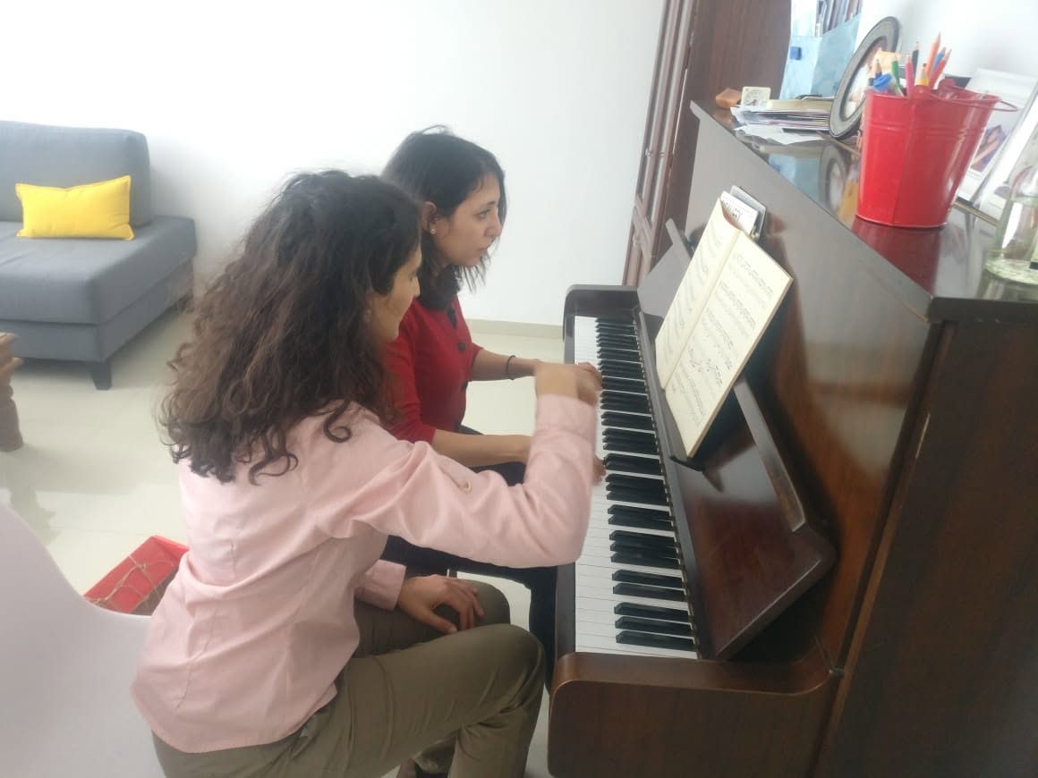ענבל בן משה בשיעור פסנתר